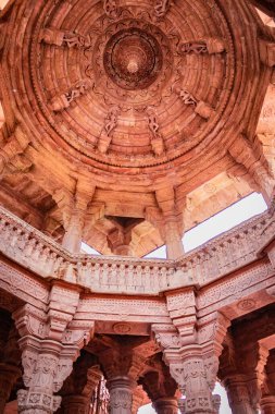 Gündüzleri Kubbe 'nin içinde eşsiz bir tapınak