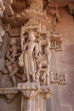 Hindu tanrısı sabah düz açıyla tapınak duvarına oyulmuş eşsiz bir idol.