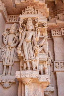 Hindu tanrısı sabah düz açıyla tapınak duvarına oyulmuş eşsiz bir idol.