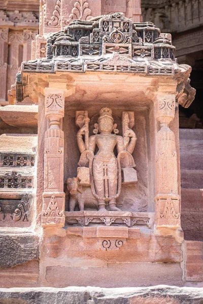 ヒンドゥ神独特の偶像が朝の平たい角度から神殿の壁にアートを彫った — ストック写真