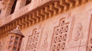 Düz açılı videodan yapılmış saray duvarının sanatsal tasarımı Umaid Bhawan Palace Jodhpur lndia 'da çekilmiştir..