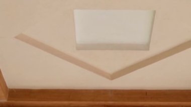 Düz açılı videodan gündüz kırmızı taştan yapılmış saray sütun galerisinin sanatsal tasarımı Umaid Bhawan Palace Jodhpur lndia 'da çekilmiştir..