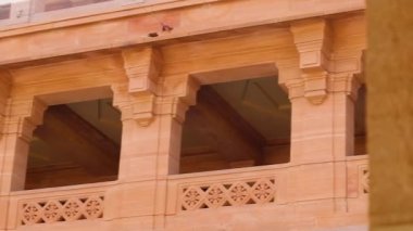 Düz açılı videodan yapılmış saray duvarının sanatsal tasarımı Umaid Bhawan Palace Jodhpur lndia 'da çekilmiştir..