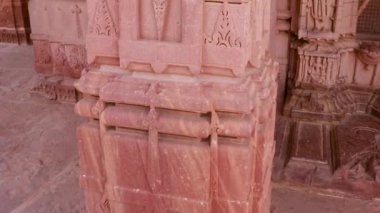 Hindu tanrısı sabah düz açıyla tapınak duvarına oyulmuş eşsiz bir idol.