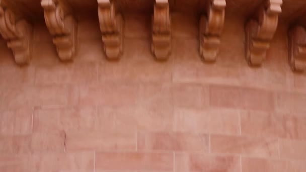 从平面角度拍摄了白沙湾王宫的红石墙艺术设计 — 图库视频影像