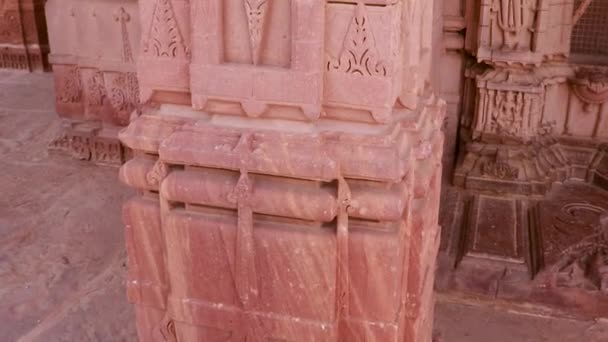 ヒンドゥ神独特の偶像が朝の平たい角度から神殿の壁にアートを彫った — ストック動画