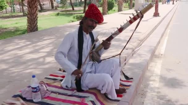 Man Spelar Traditionella Musikinstrument Autentisk Lokal Klänning Gatan Indien Morgonen — Stockvideo