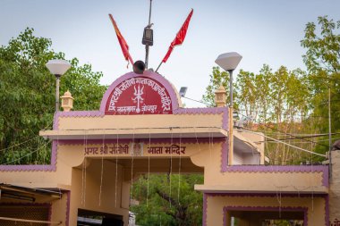 Santoshi mata mandir jodhpur rajasthan Hindistan 'da akşamları farklı açılardan çekilmiş kutsal bayraklarla Hindu tanrıça tapınağı görüntüsü 5 Mayıs 2023 tarihinde çekilmiştir..