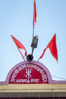 Santoshi mata mandir jodhpur rajasthan Hindistan 'da akşamları farklı açılardan çekilmiş kutsal bayraklarla Hindu tanrıça tapınağı görüntüsü 5 Mayıs 2023 tarihinde çekilmiştir..