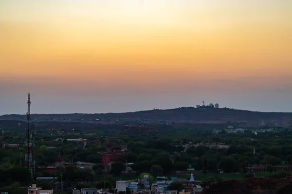 Яркий Восход Солнца Оранжевое Небо Городским Домом Строительства Горы Утром — стоковое фото