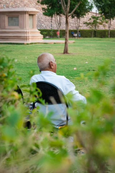 Anciano Aislado Sentado Solo Silla Hierro Parque Desde Atrás Por — Foto de Stock