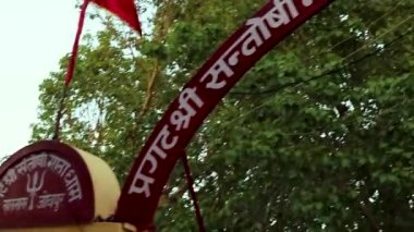 Farklı açılardan çekilmiş kutsal bayraklı Hindu tanrıça tapınağı videosu 5 Mayıs 2023 'te Santoshi mata mandir jodhpur rajasthan Hindistan' da çekilmiştir..