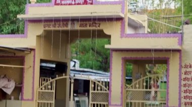 Farklı açılardan çekilmiş kutsal bayraklı Hindu tanrıça tapınağı videosu 5 Mayıs 2023 'te Santoshi mata mandir jodhpur rajasthan Hindistan' da çekilmiştir..
