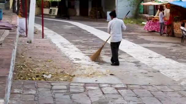 Νεαρός Άνδρας Καθαρισμού Σκούπα Βράδυ Στο Ναό Βίντεο Λαμβάνεται Στο — Αρχείο Βίντεο