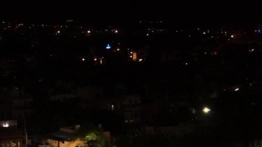 Jodhpur Rajasthan Hindistan 'da geceleyin çekilen ışıklandırmalı şehir manzarası görüntüsü Mayıs 05 2023' te çekilmiştir..