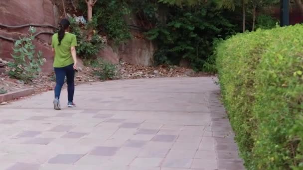 Młoda Dziewczyna Samotne Chodzenie Parku Tyłu Godzinach Wieczornych — Wideo stockowe