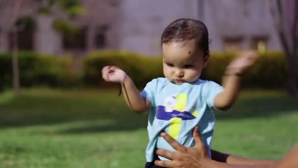 Klein Schattig Kind Doen Hand Gezicht Actie Het Park Avonds — Stockvideo