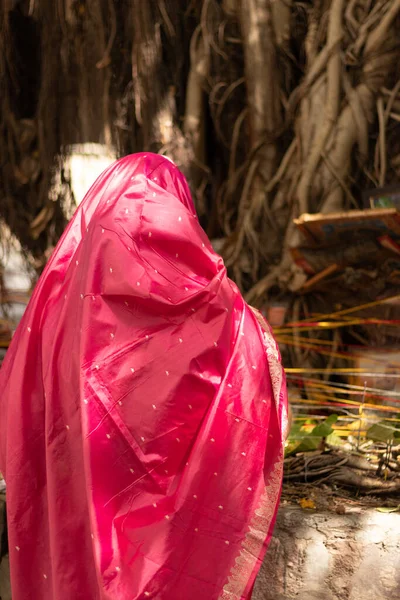 Femmes Priant Pour Culte Religieux Hindou Arbre Banyan Sur Cuve — Photo
