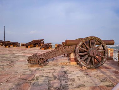 Gündüz vakti parlak mavi gökyüzü ile antik kalede muhafaza edilen demir top Mehrangarh Kalesi Jodhpur Rajasthan Hindistan 'da çekildi..