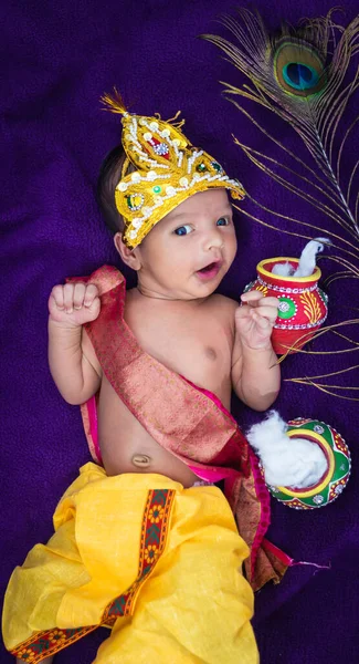 Bebé Recién Nacido Krishna Vestido Con Accesorios Desde Una Perspectiva —  Fotos de Stock