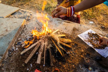 Hindistan 'da festival sırasında farklı açılardan Hindu dini ayinleri için homa ya da havan var.
