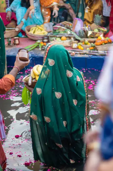 Toegewijde Bidden Met Religieuze Offers Voor Zonnegod Chhath Festival — Stockfoto