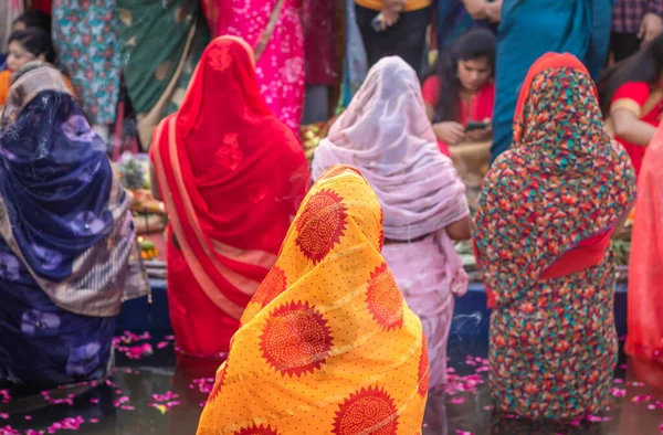 Жінки Віддані Стоять Річці Моляться Бога Сонця Фестивалі Шафа Ззаду — стокове фото