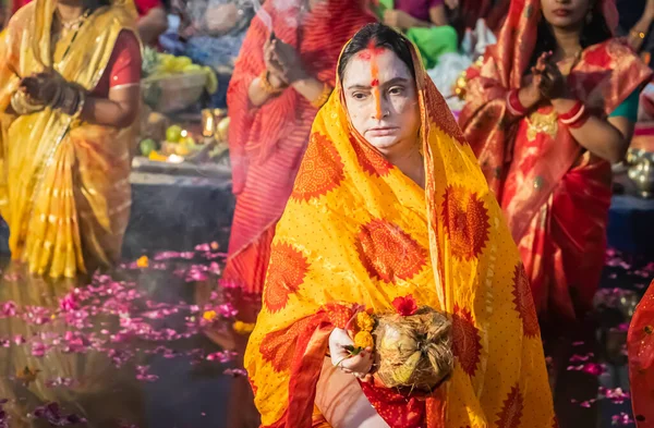 Жінки Віддають Себе Стоячи Річці Молячись Релігійними Пожертвами Бога Сонця — стокове фото