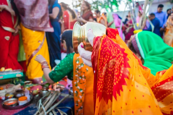 Devoto Ofrendas Religiosas Para Dios Sol Durante Festival Chhas Desde — Foto de Stock