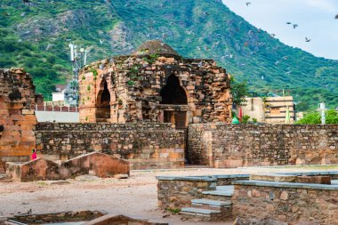 Adhai Din Ka Jhonpra adlı antik büyük cami. Gündüz mavi gökyüzü ile farklı açılardan çekilmiş. Görüntü Adhai Din Ka Jhonpra 'da 19 Ağustos 2023' te ajmer Rajasthan Hindistan 'da çekilmiştir..