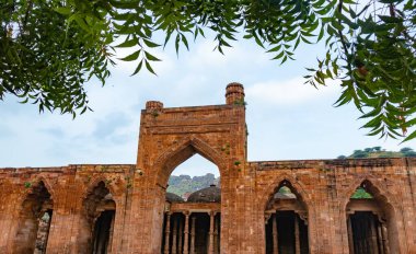 Adhai Din Ka Jhonpra adlı antik büyük cami. Gündüz mavi gökyüzü ile farklı açılardan çekilmiş. Görüntü Adhai Din Ka Jhonpra 'da 19 Ağustos 2023' te ajmer Rajasthan Hindistan 'da çekilmiştir..