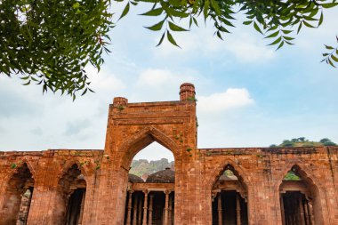 Adhai Din Ka Jhonpra adlı antik büyük cami. Gündüz mavi gökyüzü ile farklı açılardan çekilmiş. Görüntü Adhai Din Ka Jhonpra 'da 19 Ağustos 2023' te ajmer Rajasthan Hindistan 'da çekilmiştir..