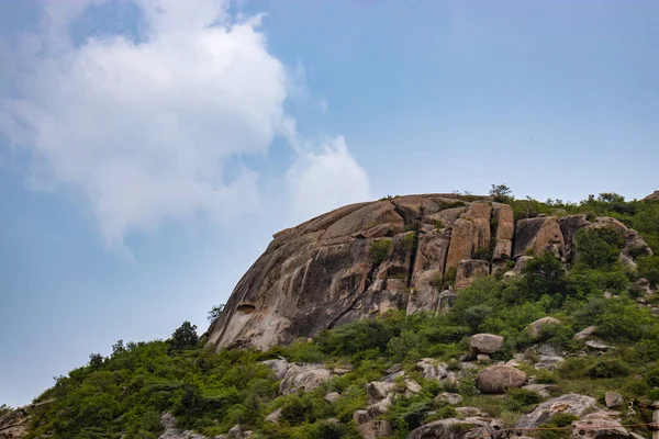 Düz açıyla parlak mavi gökyüzü ile dağları izole et
