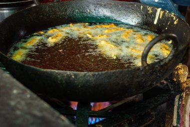 Sokak dükkanında büyük biber kızartması. Ya da Hindistan 'da yerel Mirchi Badda yemekleri.