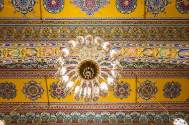 Soni Ji Ki Nasiya Jain Tapınağı, Ajmer, Rajasthan, Hindistan 'da 19 Ağustos 2023' te çekilen düşük açılı Chandelier ile tapınak çatısının sanatsal tasarımı..