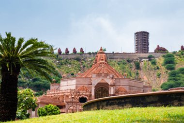 Shri Digamber Jain Gyanoday Tirth Kshetra, Nareli Jain Mandir, Ajmer, Rajasthan, Hindistan 'da sabah sanatsal kırmızı taş jain tapınağı görüntüsü çekiliyor..