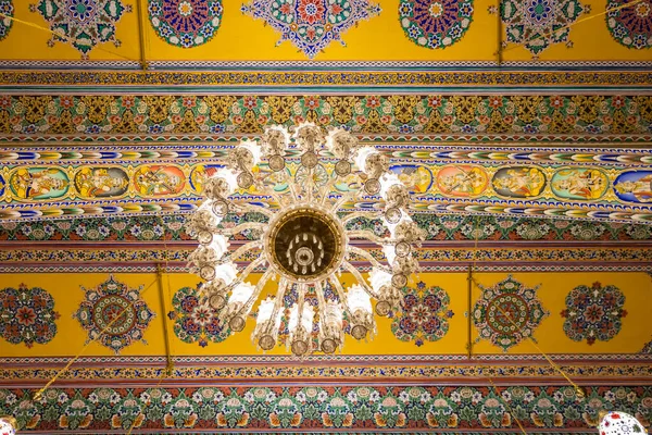 Artistic Design Temple Roof Lighted Chandelier Low Angle Image Taken — Stock Photo, Image