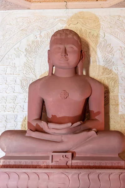 Odizolowany Czerwony Kamień Jain Bóg Święty Posąg Medytacji Różnych Kątów — Zdjęcie stockowe