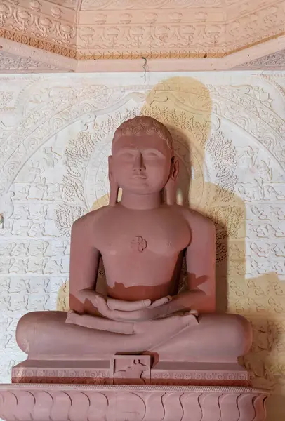 Isolato Pietra Rossa Jain Dio Santa Statua Meditazione Diverse Angolazioni — Foto Stock