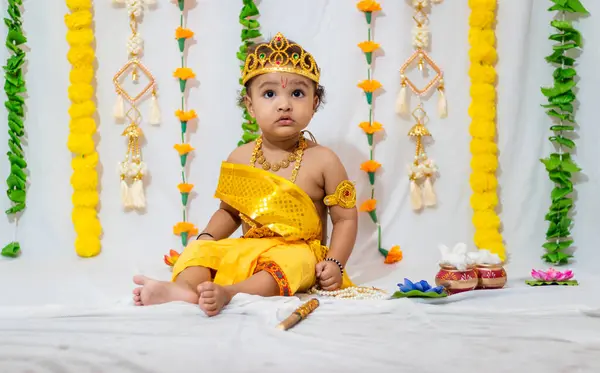 Ihana Lapsi Pukeutunut Hindu Jumala Krishna Kun Janmashtami Vietetään Intiassa — kuvapankkivalokuva