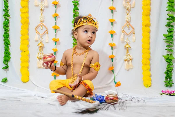Bayi Menggemaskan Berpakaian Seperti Hindu Dewa Krishna Pada Acara Janmashtami — Stok Foto