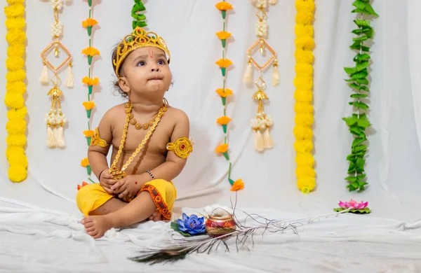Bedårende Spedbarn Kledd Som Hinduistisk Gud Krishna Anledning Janmashtami Feiret – stockfoto