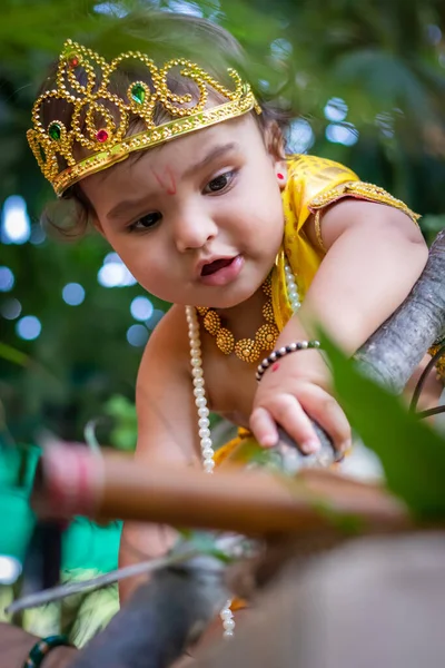 Bedårande Spädbarn Klädd Som Hindu Gud Krishna Söt Ansiktsuttryck Leka — Stockfoto