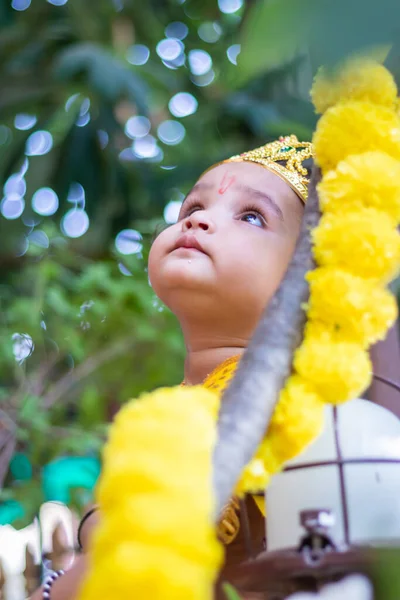 Bayi Menggemaskan Berpakaian Sebagai Dewa Hindu Krishna Ekspresi Wajah Lucu — Stok Foto