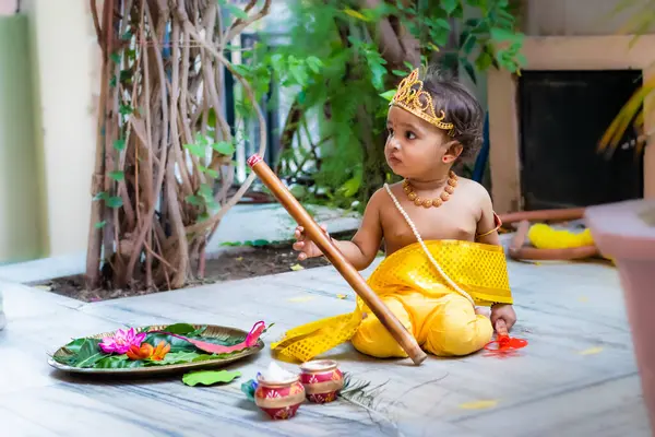 Bedårende Spedbarn Kledd Som Hindu Guden Krishna Søt Ansiktsuttrykk Med – stockfoto