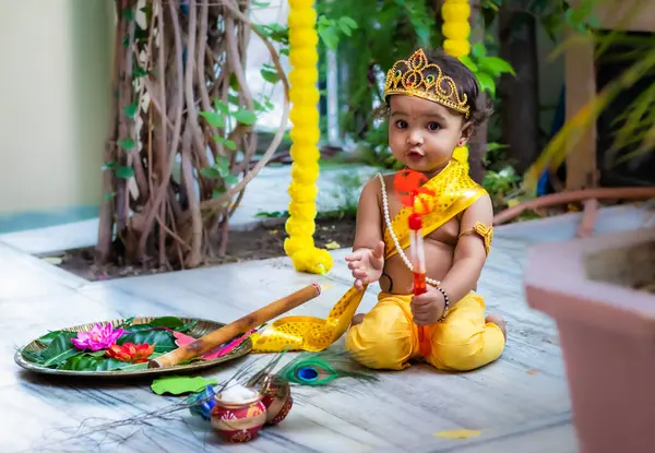 Bedårende Spædbarn Klædt Som Hindu Gud Krishna Søde Ansigtsudtryk Med - Stock-foto