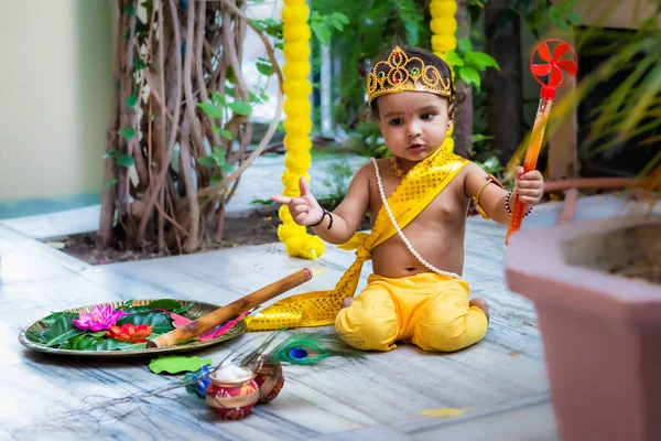 Bayi Menggemaskan Berpakaian Sebagai Dewa Hindu Krishna Ekspresi Wajah Lucu — Stok Foto