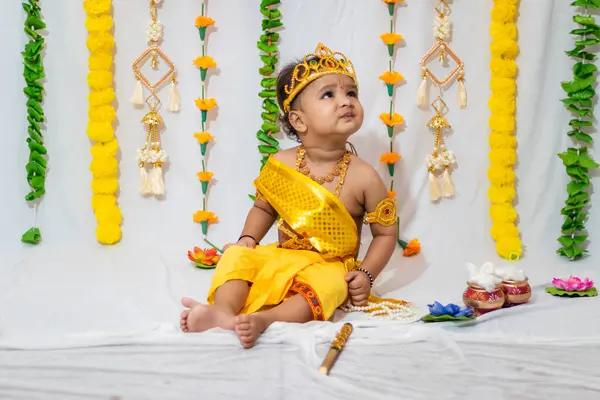 Bedårende Spædbarn Klædt Som Hindu Gud Krishna Anledning Janmashtami Fejret - Stock-foto