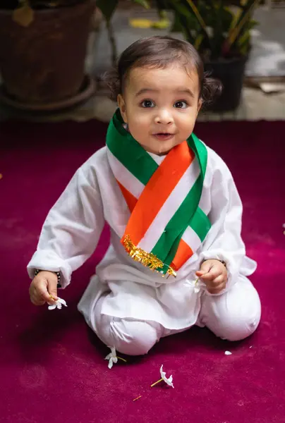 Söpö Lapsi Tilalla Intialainen Tricolor Lippu Perinteisellä Liinalla Viaton Kasvojen — kuvapankkivalokuva