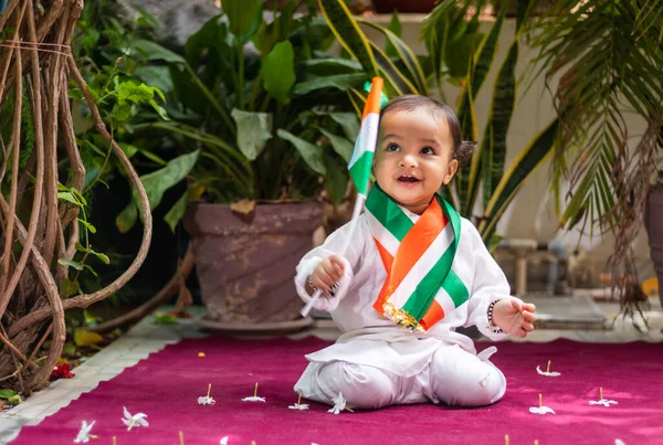 Sød Lille Barn Holder Indisk Tricolor Flag Traditionel Klud Med - Stock-foto